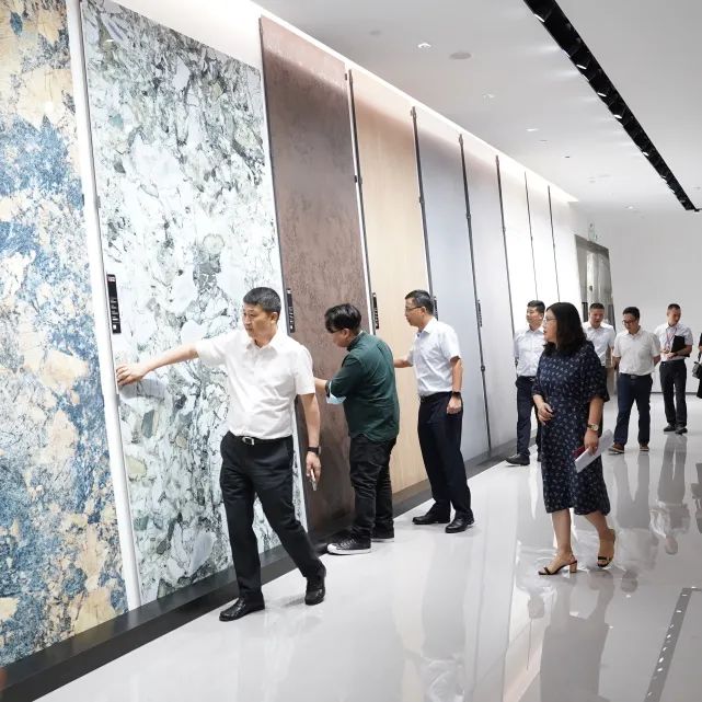 眾人參觀 　 