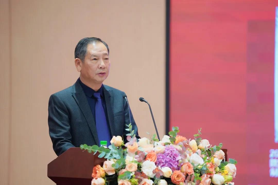  葉董事長在大會上作2021年終工作總結報告，